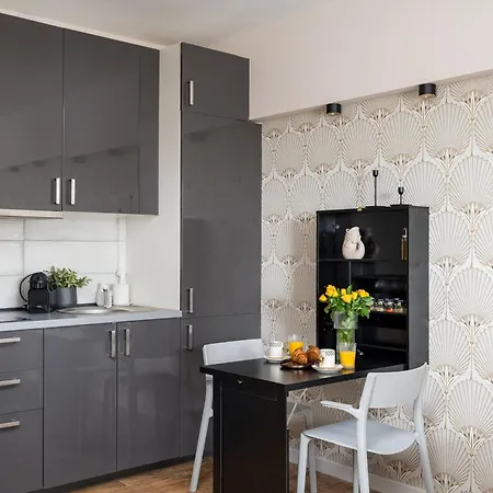Lovely Boutique 2x1br Nearby Chopin Airport & 15 Min To Centre By Tram דירה *
