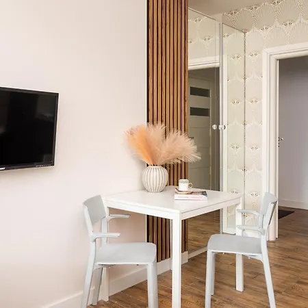 Lovely Boutique 2x1br Nearby Chopin Airport & 15 Min To Centre By Tram ורשה