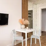 Lovely Boutique 2x1br Nearby Chopin Airport & 15 Min To Centre By Tram ורשה