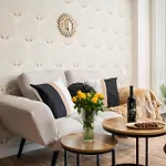Lovely Boutique 2x1br Nearby Chopin Airport & 15 Min To Centre By Tram * ורשה