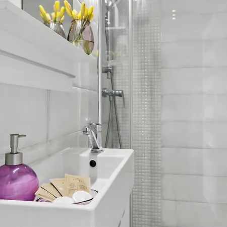 Lovely Boutique 2x1br Nearby Chopin Airport & 15 Min To Centre By Tram شقة وارسو