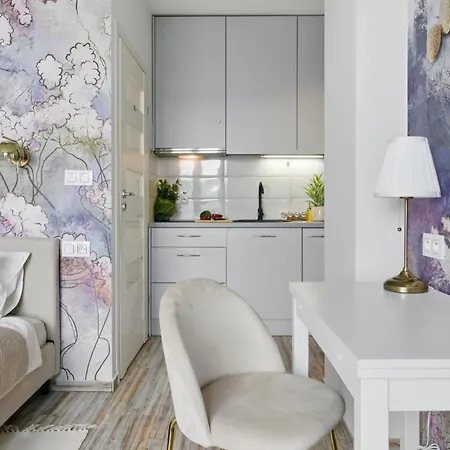 Lovely Boutique 2x1br Nearby Chopin Airport & 15 Min To Centre By Tram 华沙