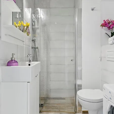 Lovely Boutique 2x1br Nearby Chopin Airport & 15 Min To Centre By Tram * 华沙