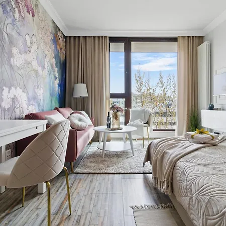 Lovely Boutique 2x1br Nearby Chopin Airport & 15 Min To Centre By Tram Apartment *