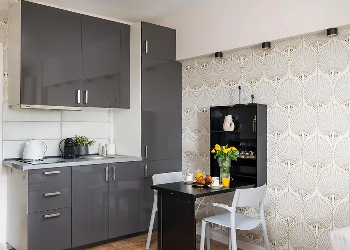 Lovely Boutique 2x1br Nearby Chopin Airport & 15 Min To Centre By Tram شقة *