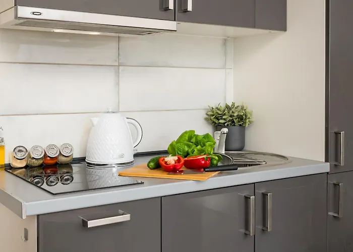 Lovely Boutique 2x1br Nearby Chopin Airport & 15 Min To Centre By Tram شقة *