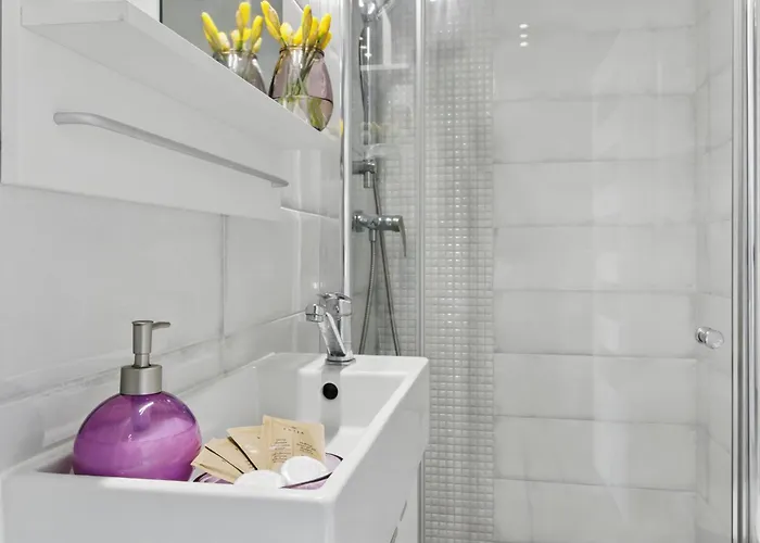 Lovely Boutique 2x1br Nearby Chopin Airport & 15 Min To Centre By Tram شقة وارسو