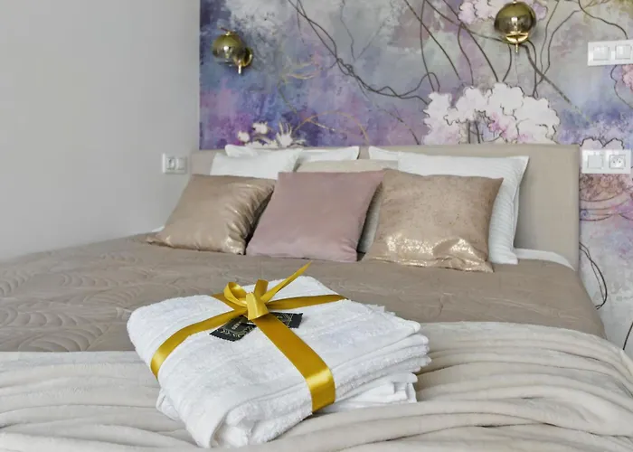 Lovely Boutique 2x1br Nearby Chopin Airport & 15 Min To Centre By Tram شقة وارسو