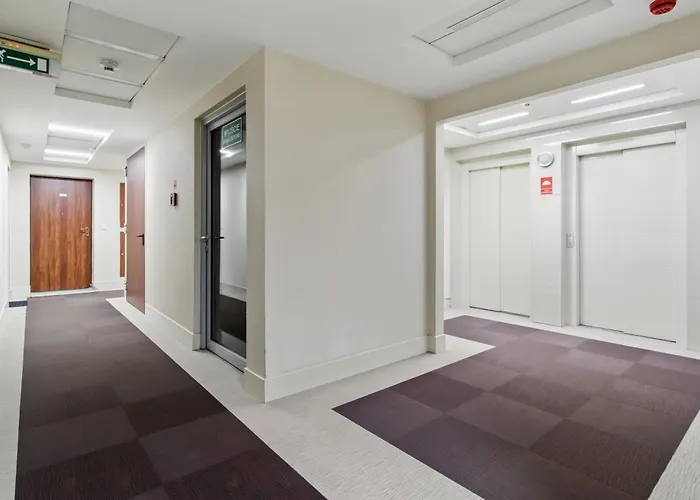 Lovely Boutique 2x1br Nearby Chopin Airport & 15 Min To Centre By Tram وارسو