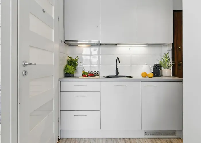 Lovely Boutique 2x1br Nearby Chopin Airport & 15 Min To Centre By Tram شقة *