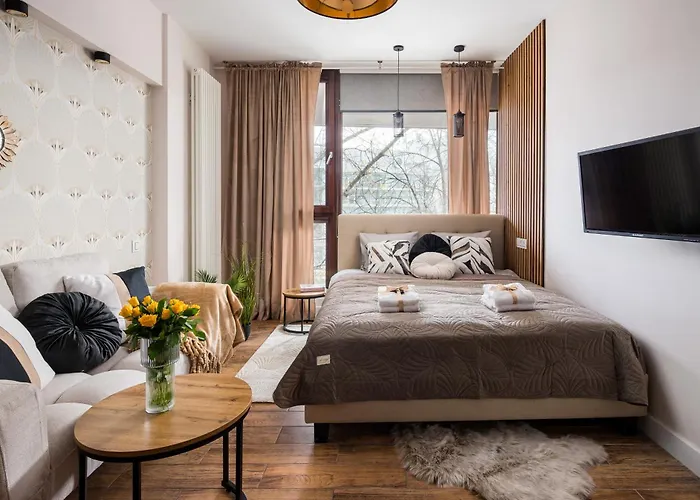 Lovely Boutique 2x1br Nearby Chopin Airport & 15 Min To Centre By Tram شقة *