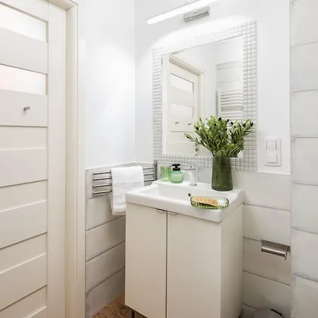 Lovely Boutique 2x1br Nearby Chopin Airport & 15 Min To Centre By Tram *